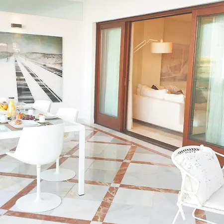 Luxury Frontal In Doncella Apartment *