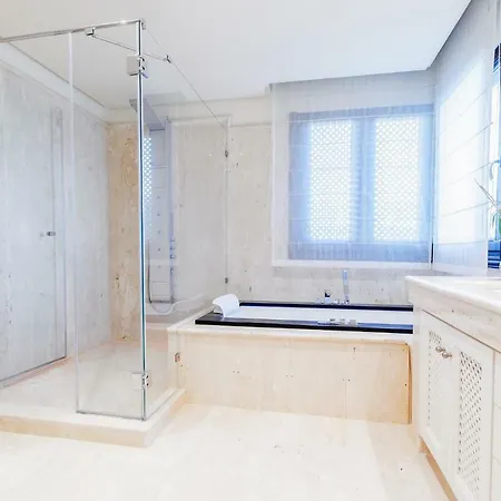 Luxury Frontal In Doncella Apartment *