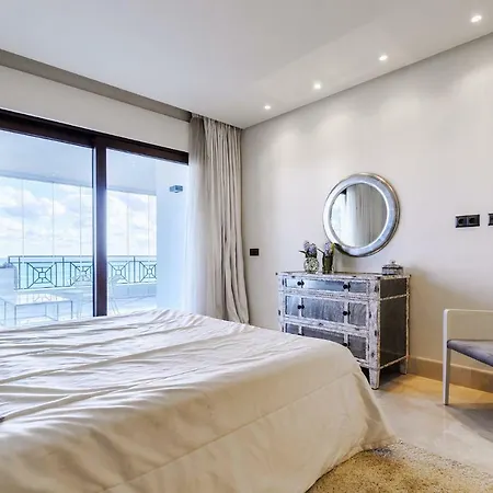 Luxury Frontal In Doncella Apartment *
